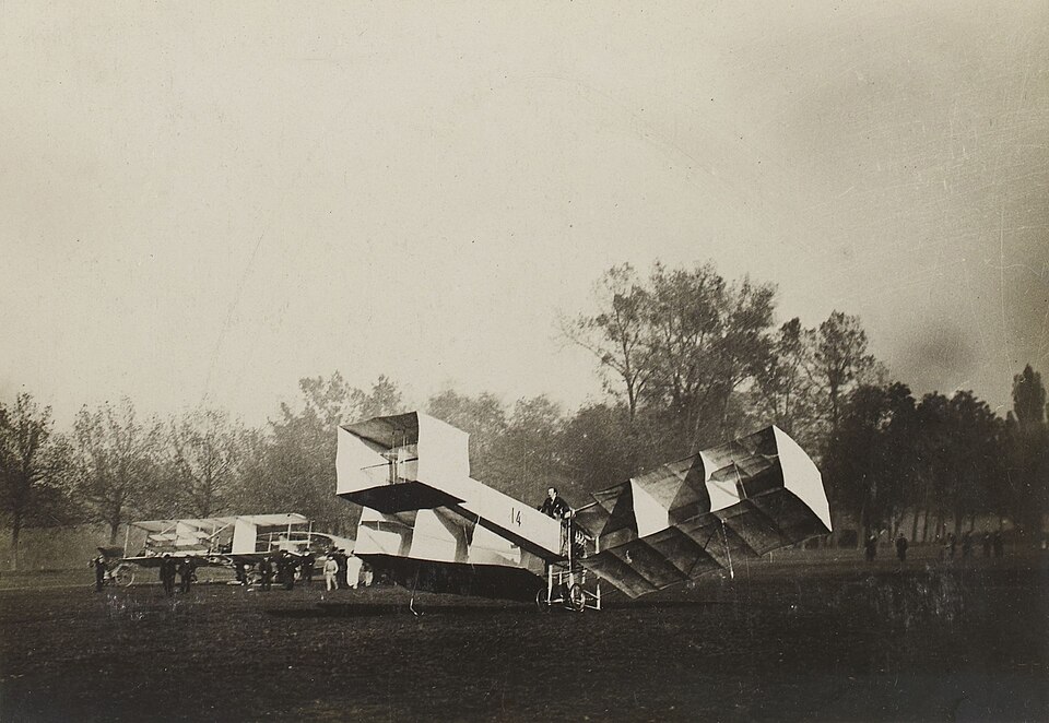 The 14-bis of Alberto Santos Dumont at Bagatelle, November 1906