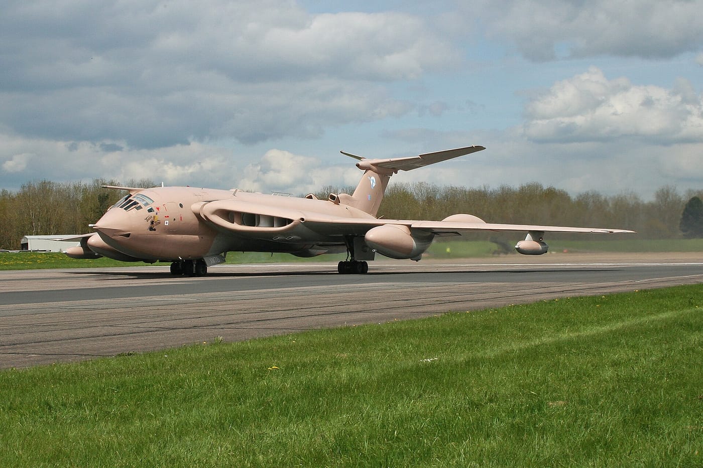 Handley Page Victor K2 XM715 Teasin Tina on a fast taxi run at Bruntingthorpe