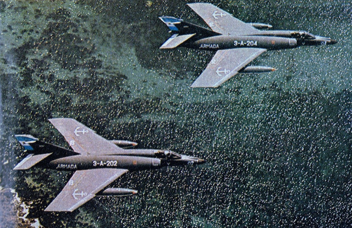 Two Argentine Navy Super Étendards, 3-A-202 and 3-A-204, flying over the sea with drop tanks